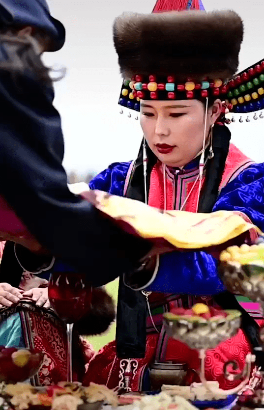 族人达西斯仁,在本科毕业后回到了自家牧场,成为一名有自己想法的牧民