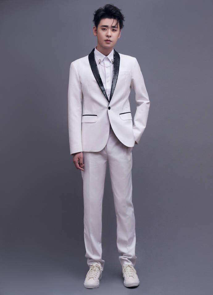 亚洲音乐盛典载誉而归张云雷获得最具突破男歌手奖项