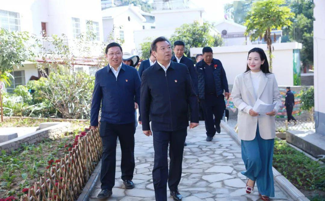 贾瑞云在盐边县红格镇昔格达村调研时强调蓄势聚力创新探索因时应势