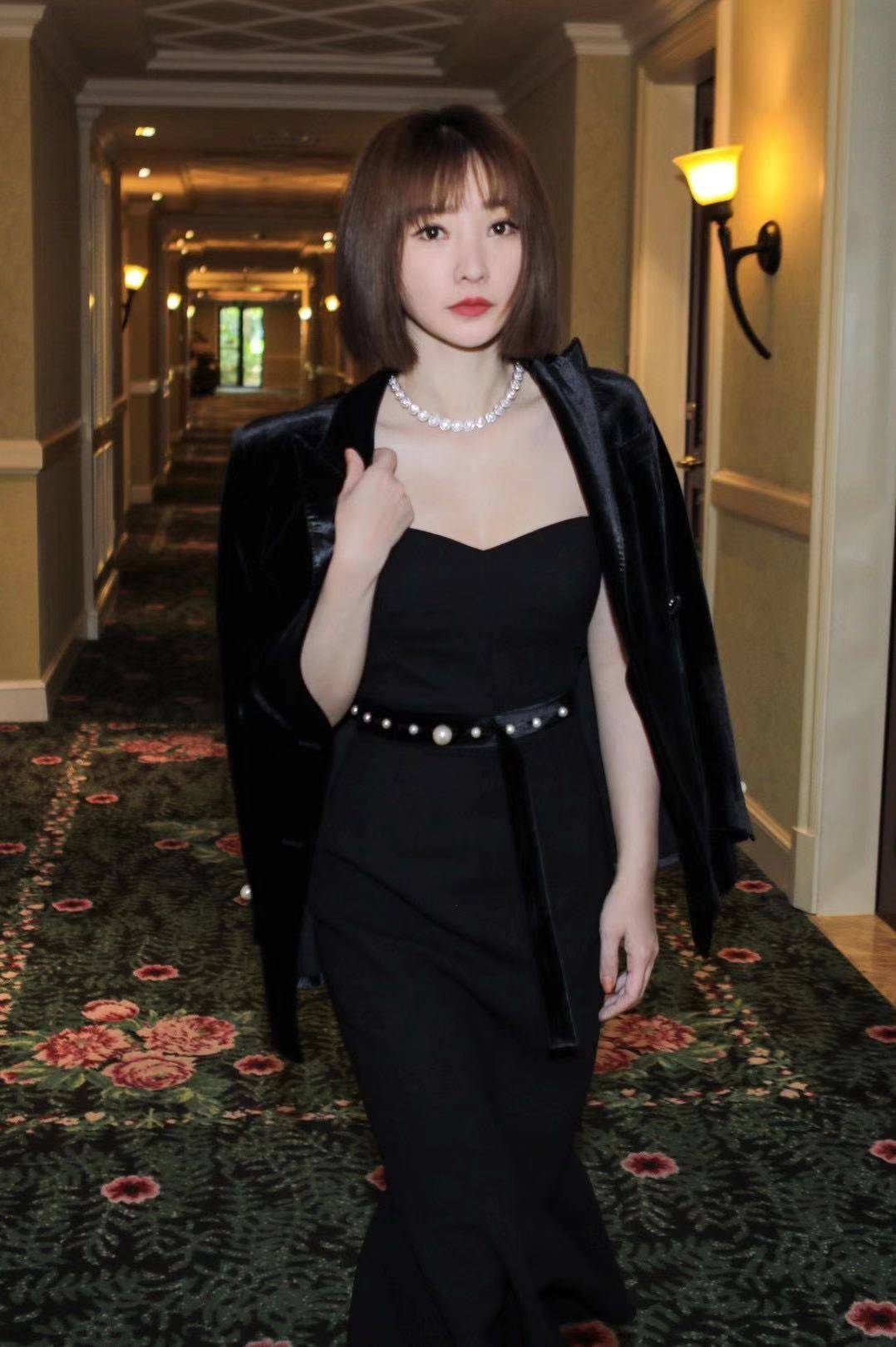 柳岩身着黑色抹胸长裙魅力十足