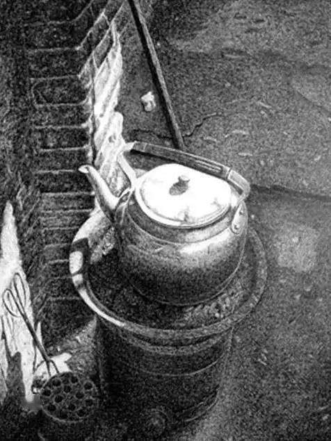 可以做饭了,因为没有排烟设备,所以每次做饭的浓烟都酸得让人泪流满面