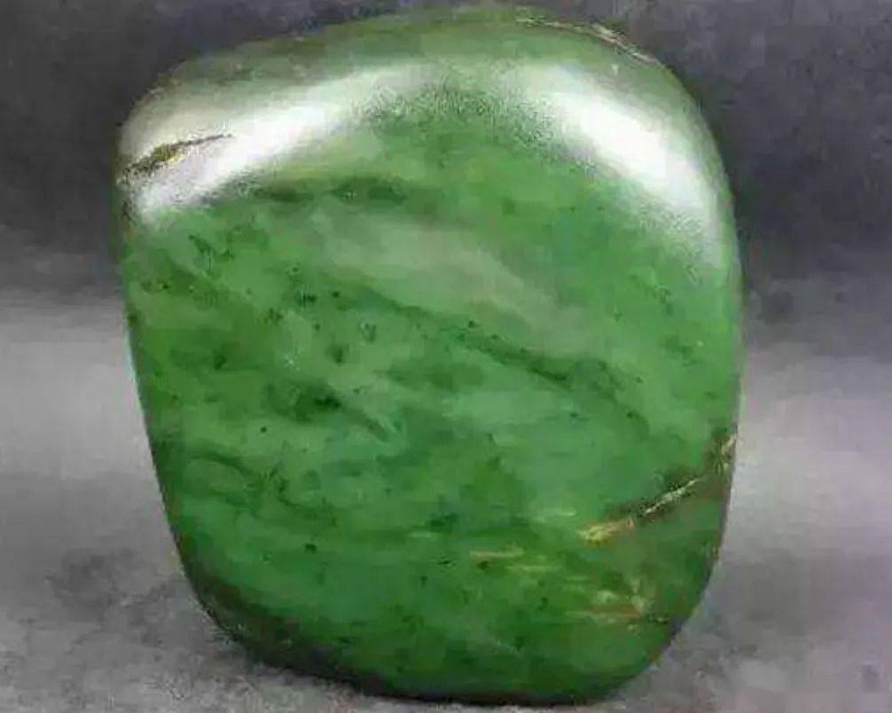 碧玉是一种透闪石玉,是由蛇纹岩侵入基性火山岩等围岩后形成的软玉