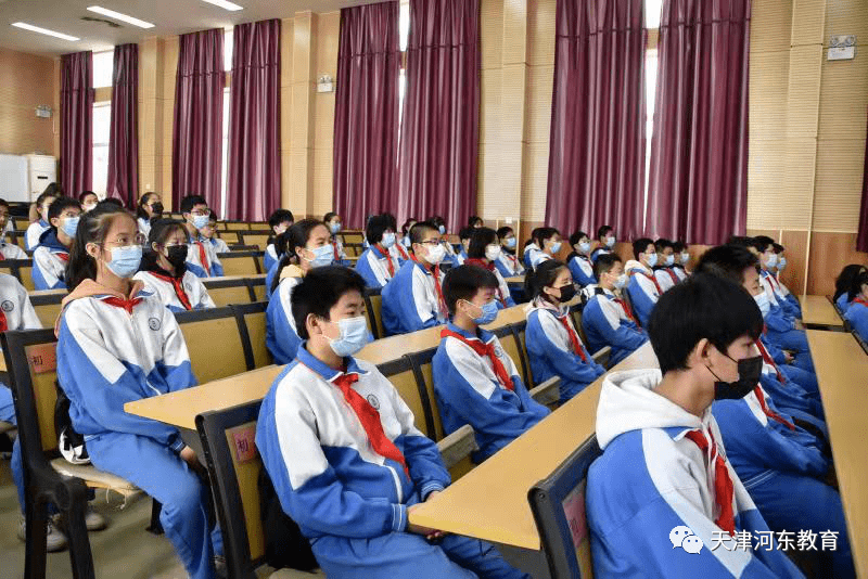 爱国是青春最亮的底色 ——河东区区委常委,常务副区长张寒冰到82中学