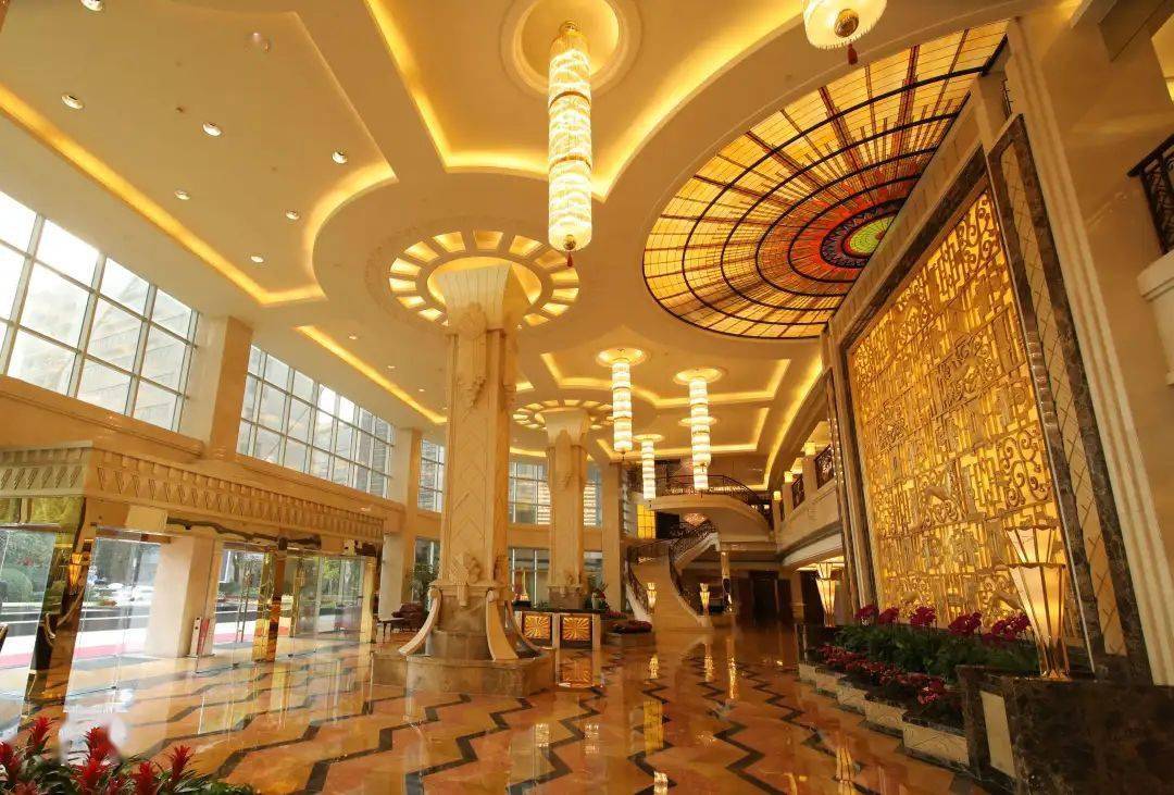 北上海大酒店内送物机器"小北"疫情期间为实行无接触服务承担起了客房