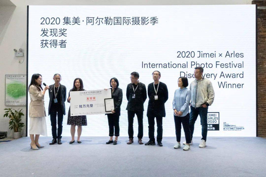 中共集美区委常委,宣传部部长黄颖颁奖,提名策展人刘潇代替艺术家领奖