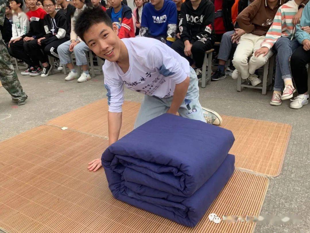 方块就是规矩临川区育人学校举行叠被子比赛