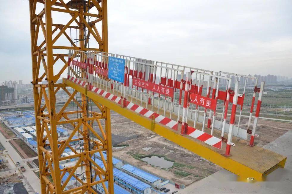 塔吊高空定型化安全通道11,基坑定型马道应用在建工程的地下基础施工