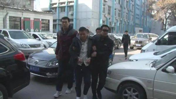 1972年出生的任爱军别名"小四毛",是山西臭名昭著,全国广泛关注的黑