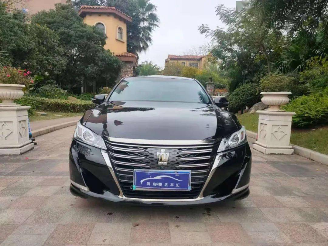 精品车源2018年丰田皇冠时尚型月供只需4666元