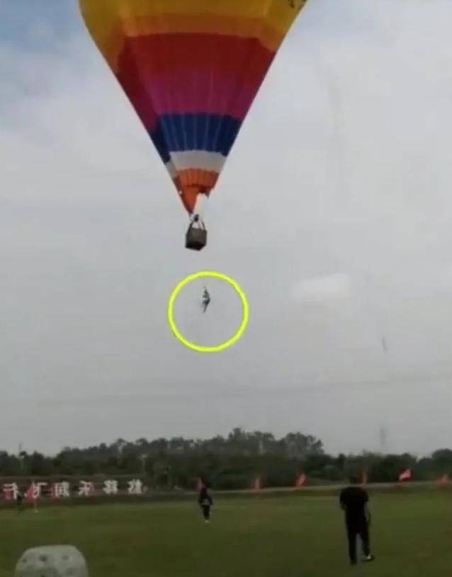云南一景区人员从高空热气球上坠亡,场面令人揪心_腾冲