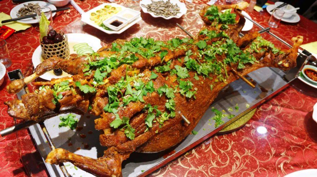 都说酒香不怕巷子深,西面的朋友想吃香气四溢的烤全羊套餐请从这条