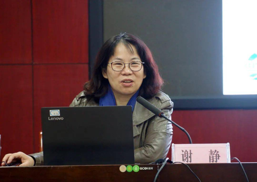 在融水县教育局报告厅,柳州市心理卫生协会专家谢静针对教师进行