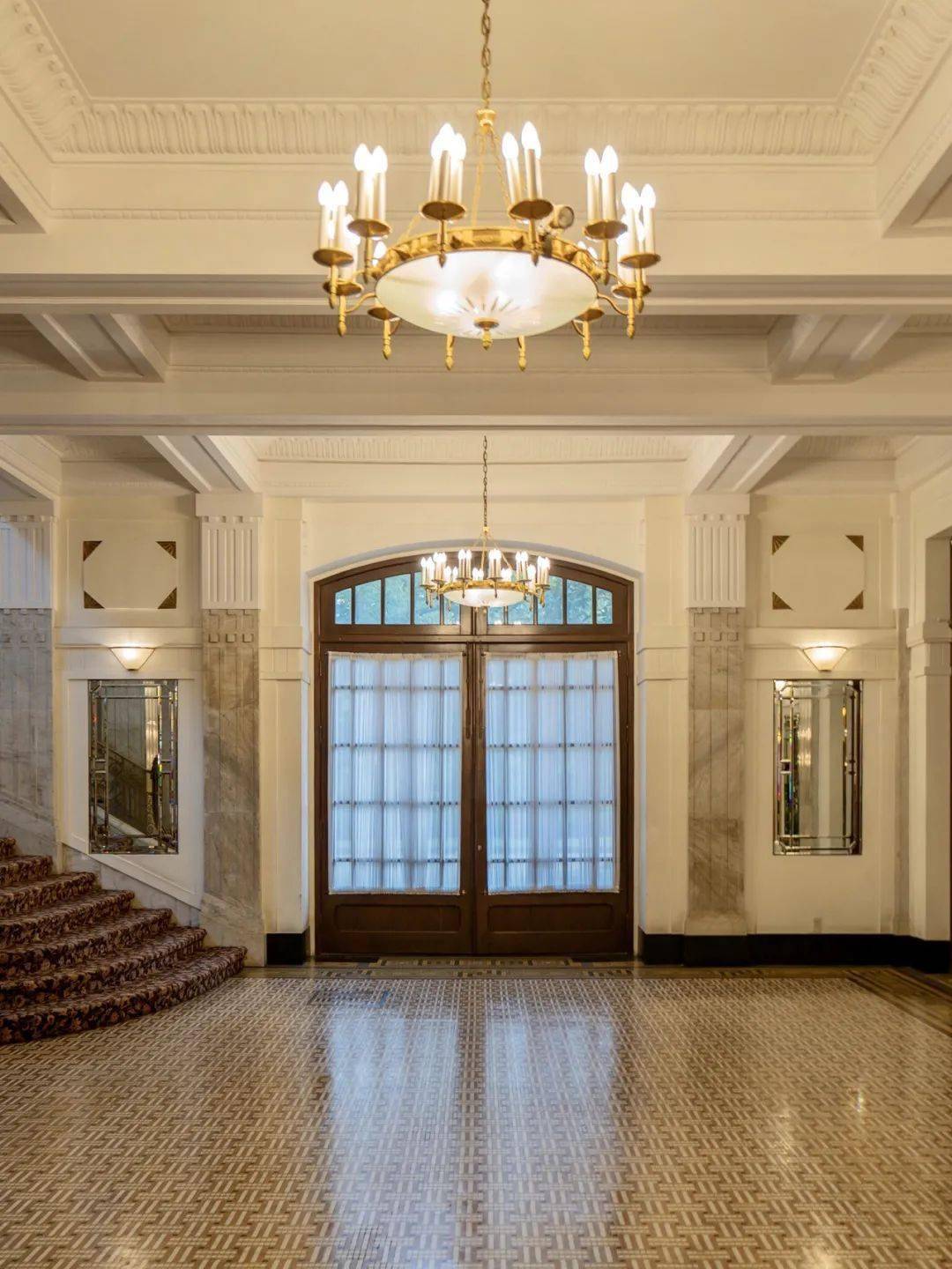 装修是复古怀旧的风格,红色桌椅,霓虹灯广告牌,彩色花砖,瞬间把你拉回