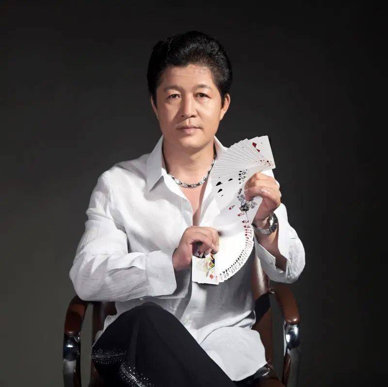 李学义国际著名魔术师中国和谐艺术团,北京杂技家协会理事,多次受邀