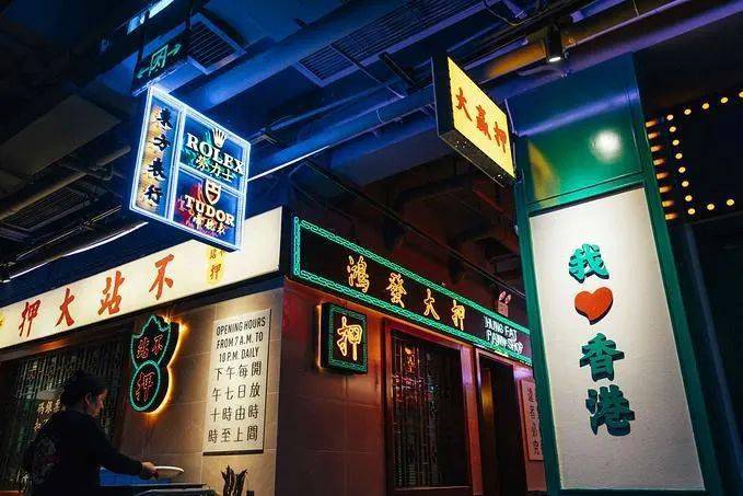 来这里随便一拍都是浓浓的香港风如果说这家店的外观让你觉得这里仿佛