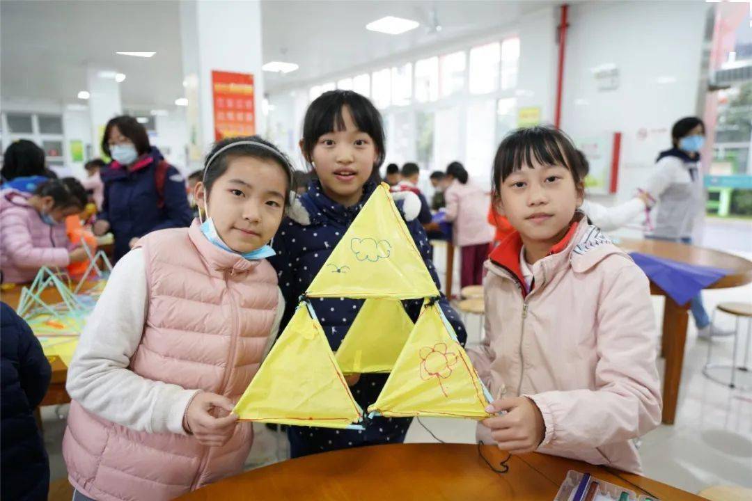 活动中,同学们时而化身为小小飞行设计师,用四面体结构设计风筝,并