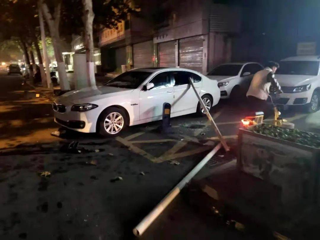 深夜,清河路一宝马车遭遇"飞来横祸"!