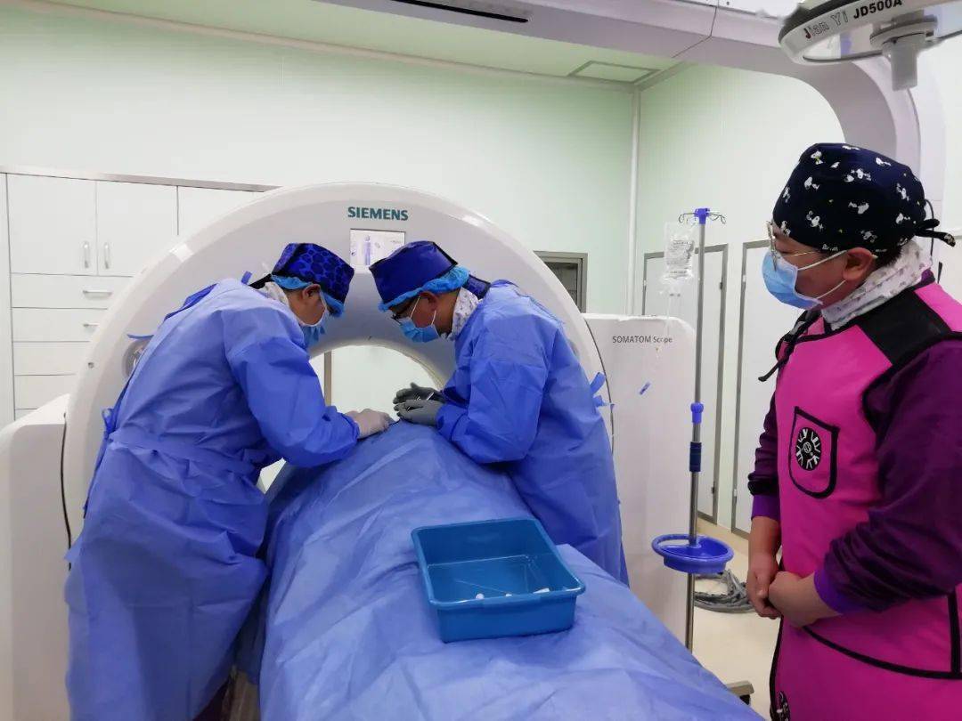 11月27日下午,两台ct引导下粒子植入术在介入导管室内先后进行.