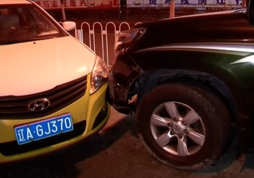 一辆越野车逆行与出租车迎面相撞,发生了一起交通事故,与昆山中路的