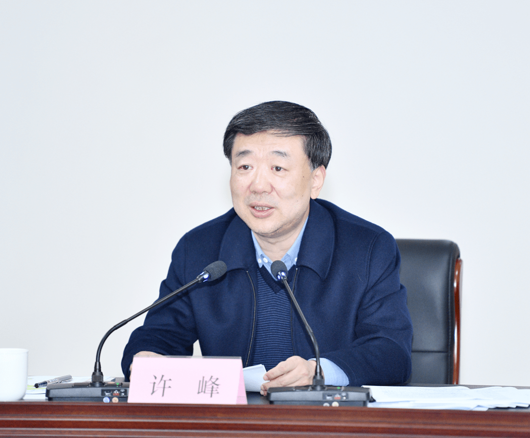 在随后召开的座谈会上,许峰对顾山镇经济社会发展成效表示肯定,希望