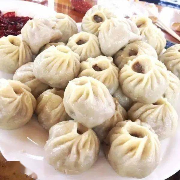 松潘美食数不胜数和尚包子,酸菜面块,撒子,手抓肉,土火锅……各有特色