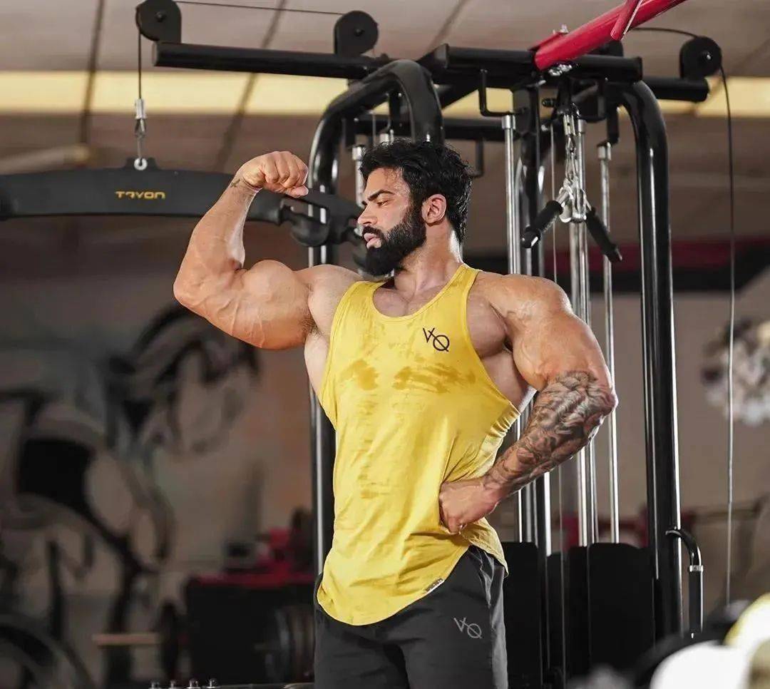 乐资讯丨他被评为"最不适合穿衣服的男人",一张裸照让他锋芒毕露!