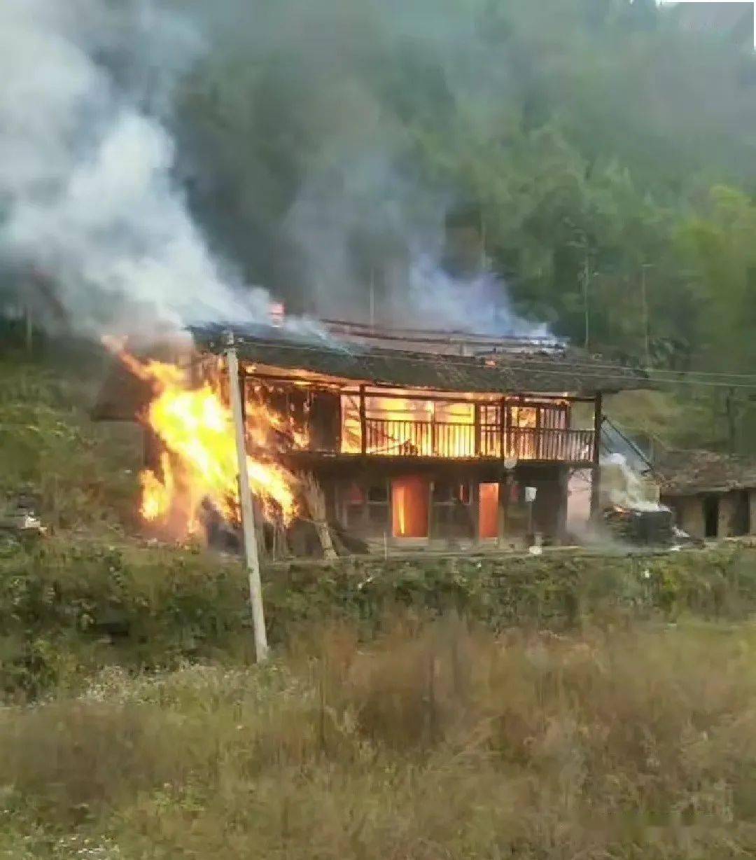 警钟长鸣!吉庆一房子起火,火光冲天
