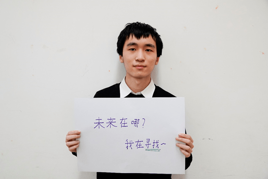 重头戏还在后面哦,听说有的同学不只是举牌还拍摄了写真? 不要着急