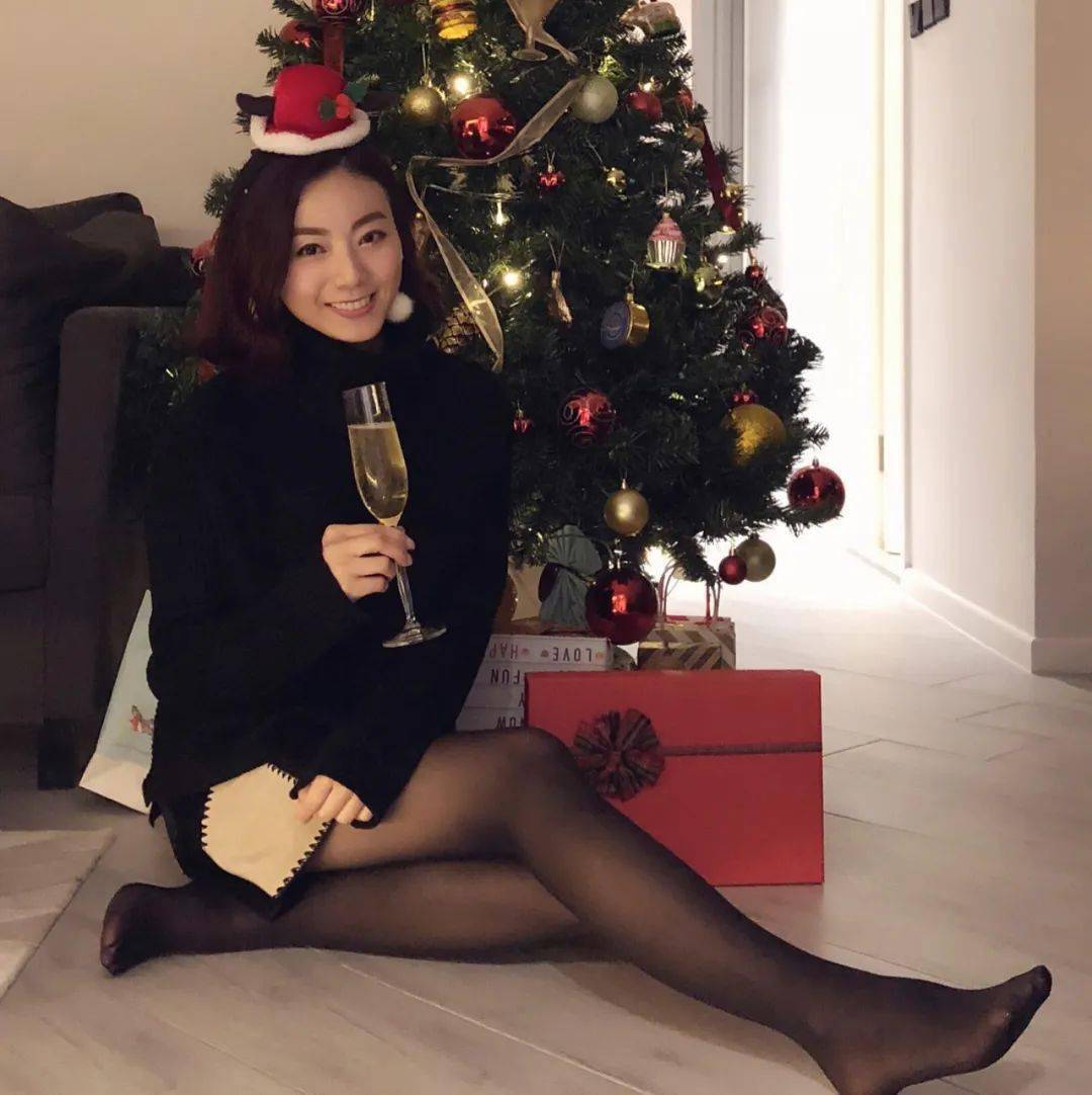 的,并非他负责的新闻,而是2013年与当时的美女主播周嘉仪的一段地下情