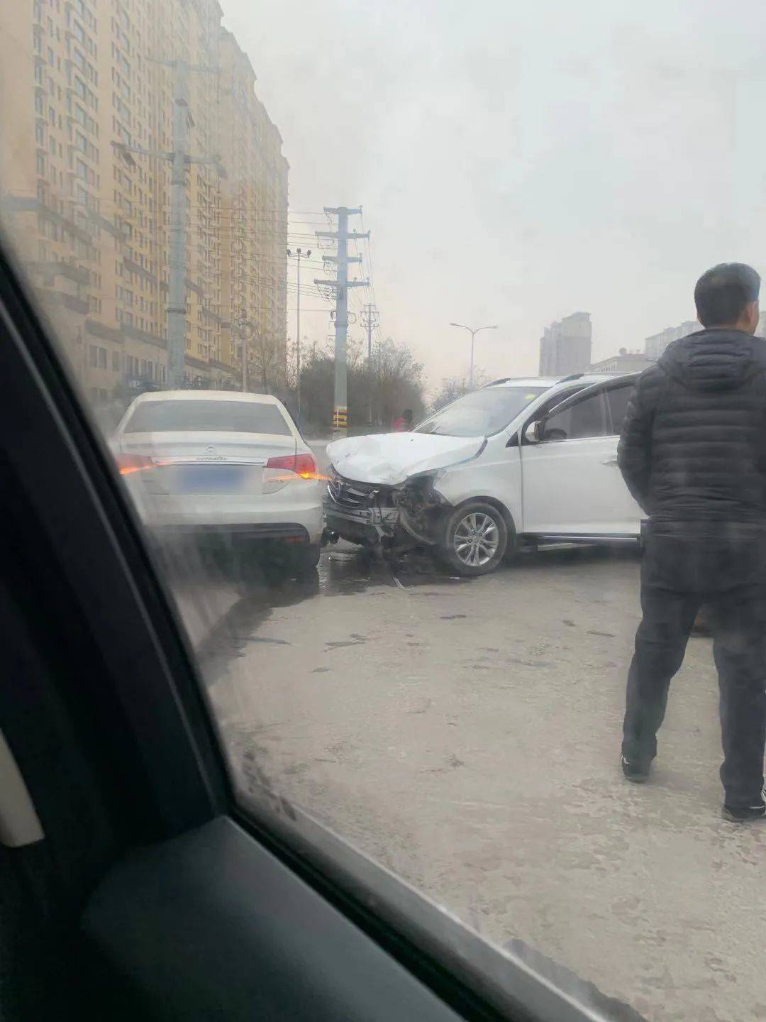 运城条山街发生一起车祸,车头都撞烂了,满地狼藉!