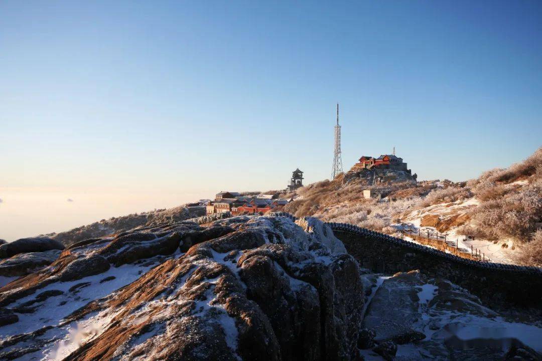 碧海烟归尽,晴峰雪半残,冰泉悬众壑,云路郁千盘.