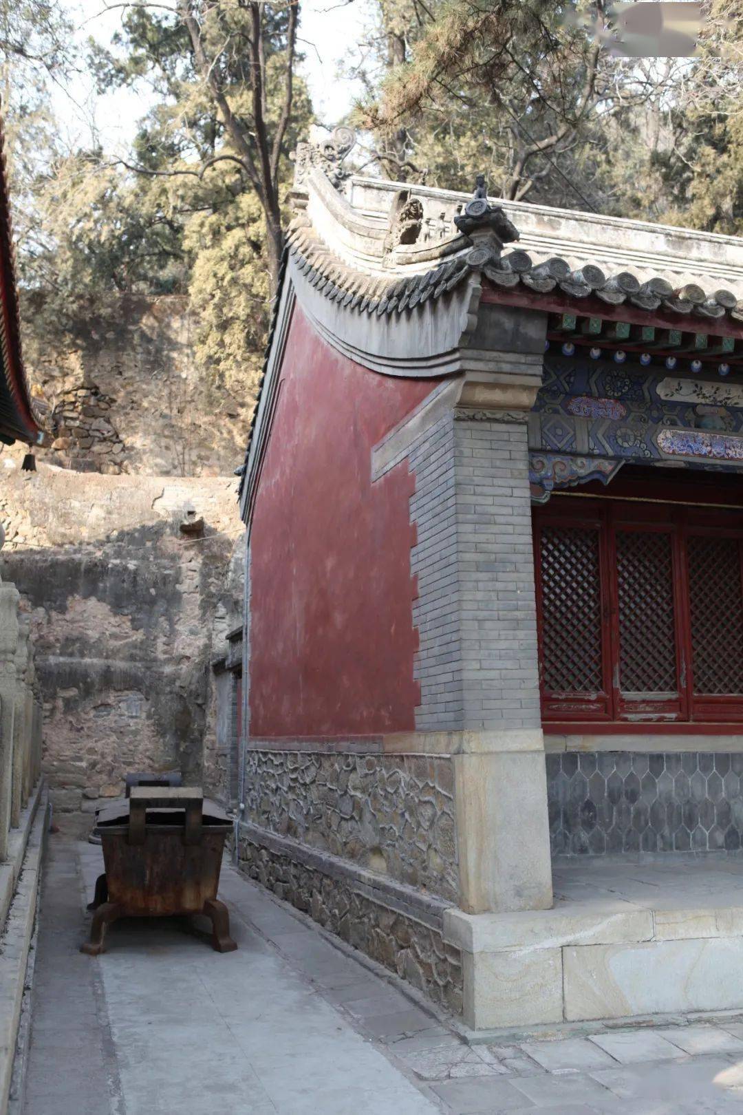 王府中的硬山建筑施用挑檐石带砖雕的盘头嵩祝寺硬山建筑施用挑檐石带