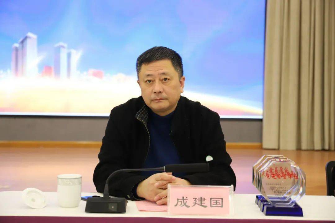 街道人大工委主任成建国宣读了《关于表彰丁兰智慧小镇商会先进会员