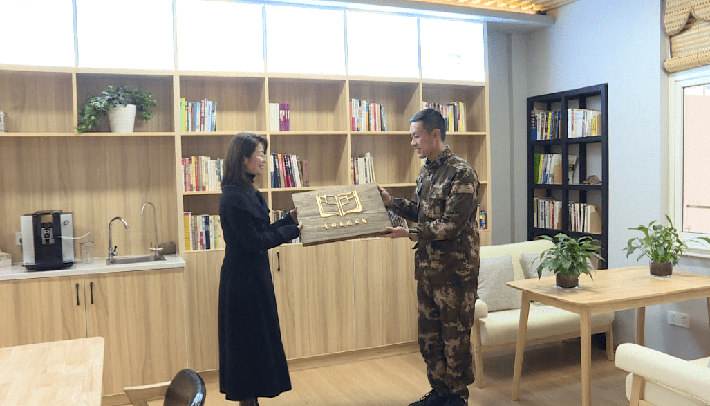武警小哥哥也有专属图书馆了他们读书的样子真帅