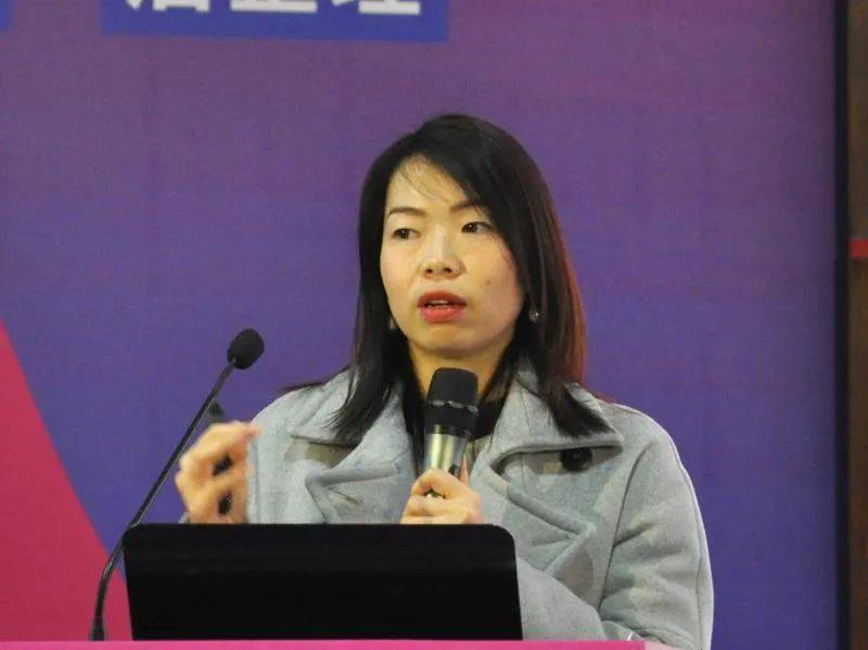 四川师范大学服装与设计艺术学院副教授杨蓓从设计师的角度,对面料的