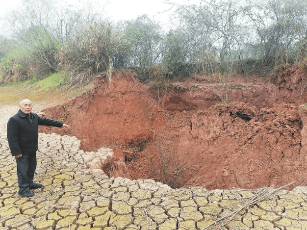 "南方水泥公司"采矿 泰和一村庄多处地面发生塌陷_手机搜狐网