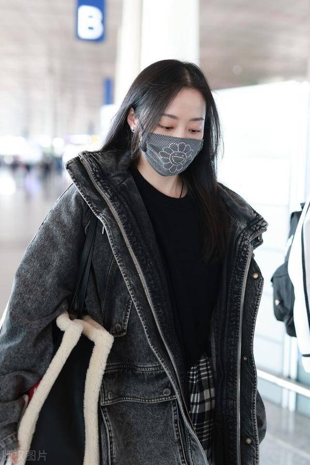 张靓颖抵达上海机场人气很旺穿搭简约搭配长筒靴子减龄迷人