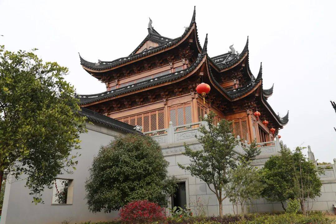 其实,这是因为人文中轴线上的建筑偏向于明清的建筑风格