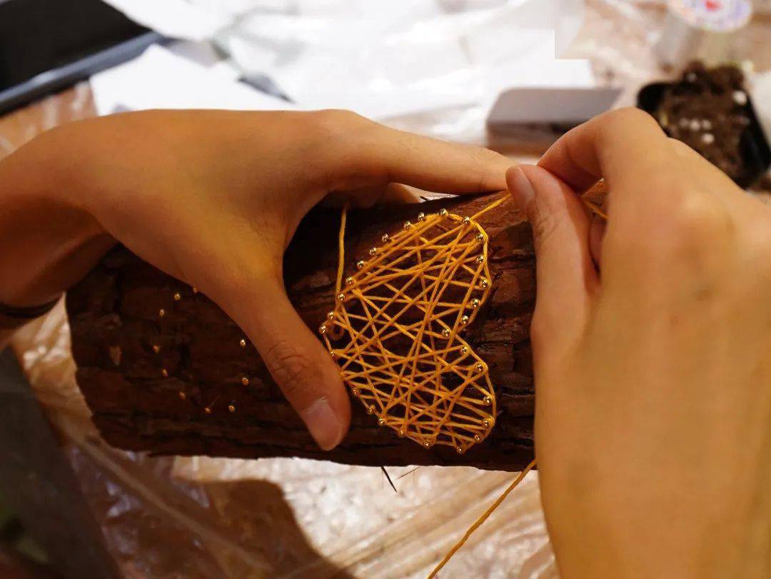 手中的线绕啊绕啊都绕不出几颗钉子之外正如我们一样绕啊绕啊都绕不出