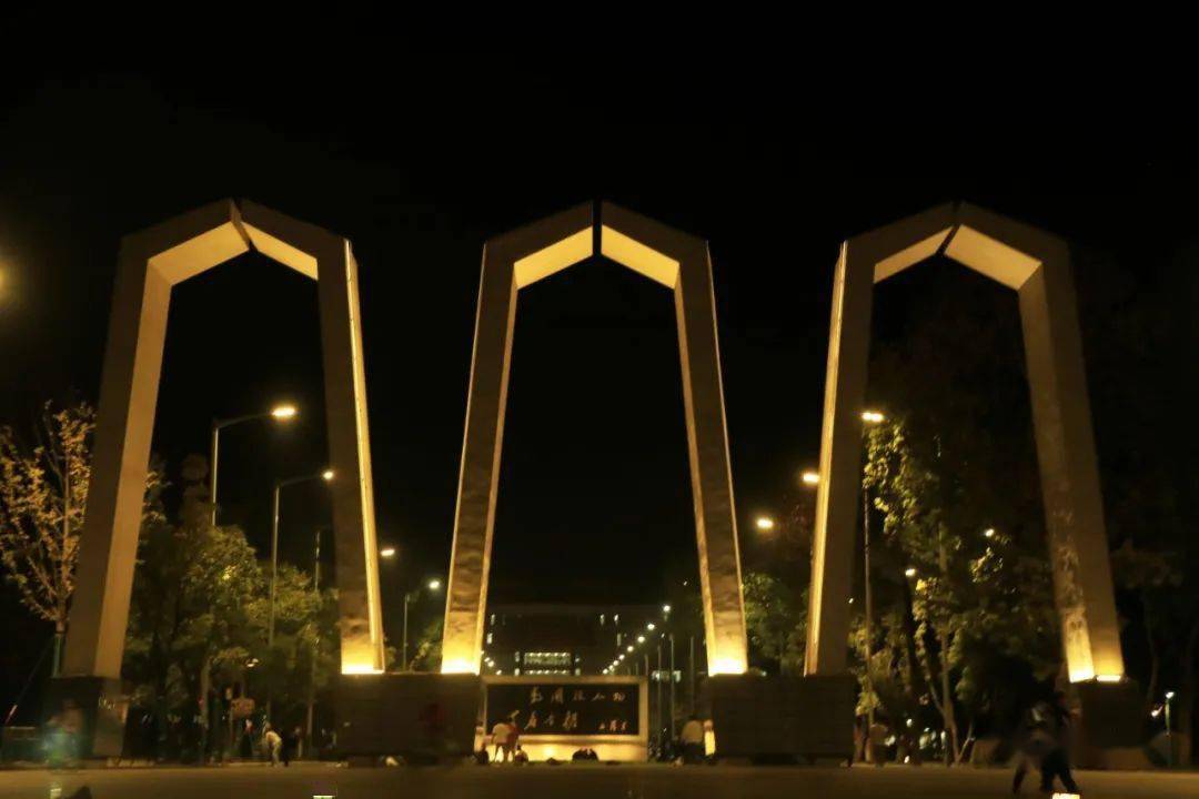 藏不住了最美的湘大灯光