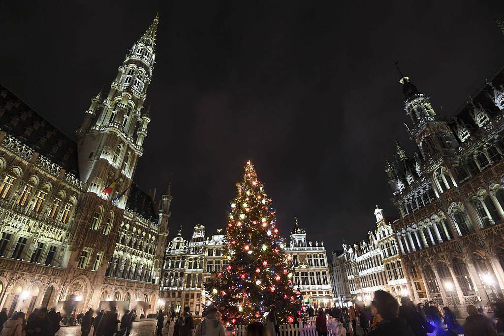 比利时:布鲁塞尔大广场上灯火通明 节日气氛浓