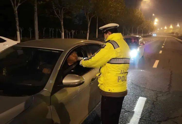 昨晚李沧交警查酒驾,酒司机停下车就跑