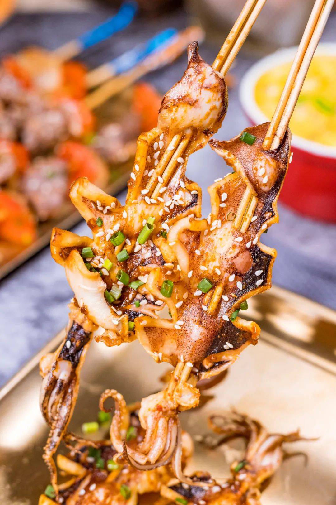 日式风味的烤鱿鱼也很值得尝试,鱿鱼被烤制到肉质紧实,弹脆入味有嚼劲