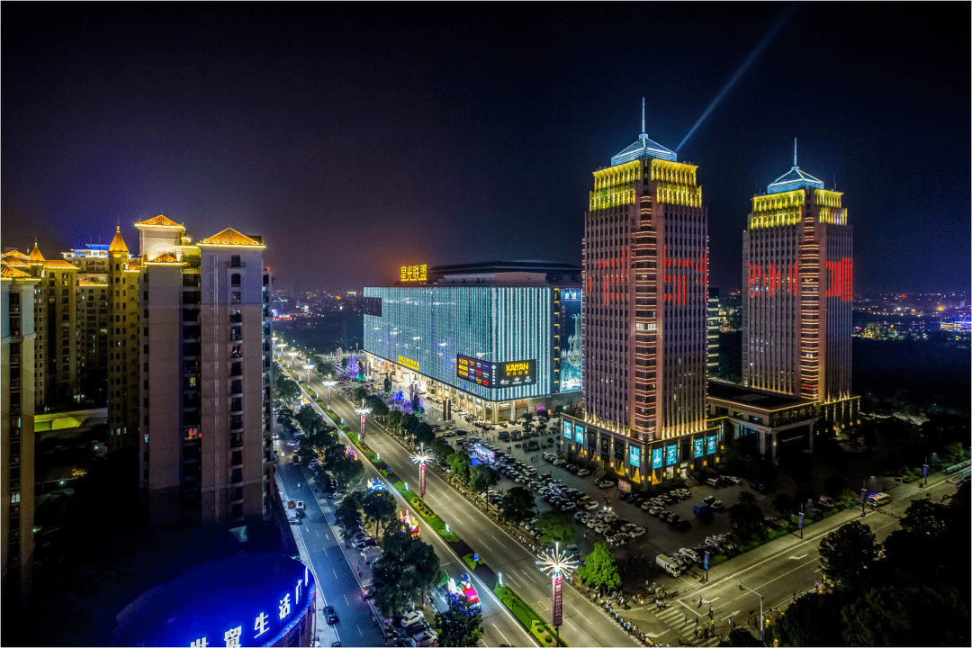 华艺广场从旧华艺花坛沿着中兴大道直走,便是古镇的中心区域,益华百货