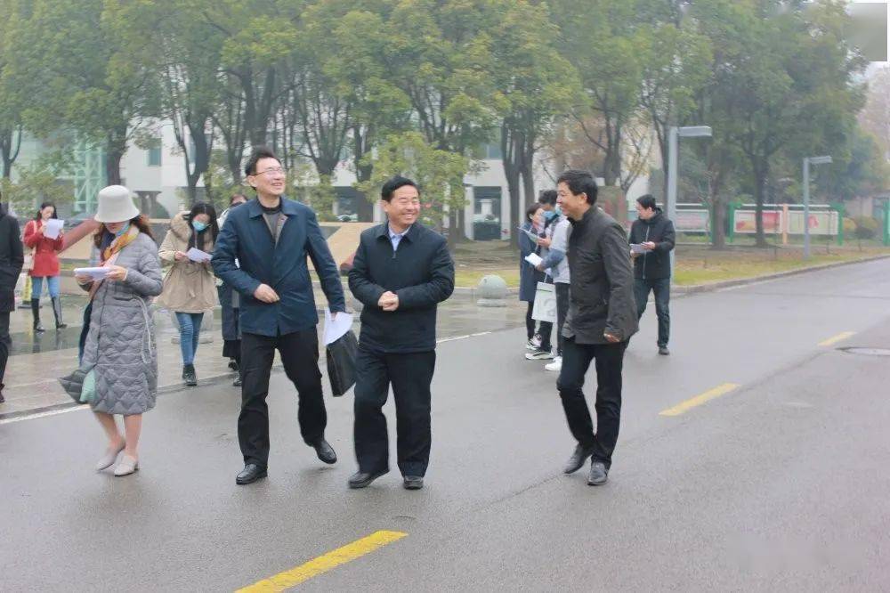 2日,雲南省澄江市,青海省海南州教育代表團蒞臨泰興市第一高級中學