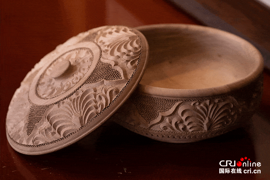 【外籍记者看新疆】木雕传统技艺刻画维族新生活