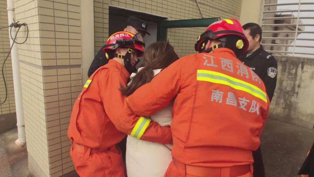 感人瞬间南昌一消防员用身体当肉垫救下27楼楼顶轻生女子