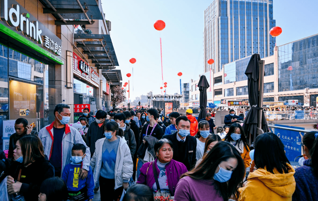 10万 人流蜂拥而入梧州三祺城,现场挤爆了