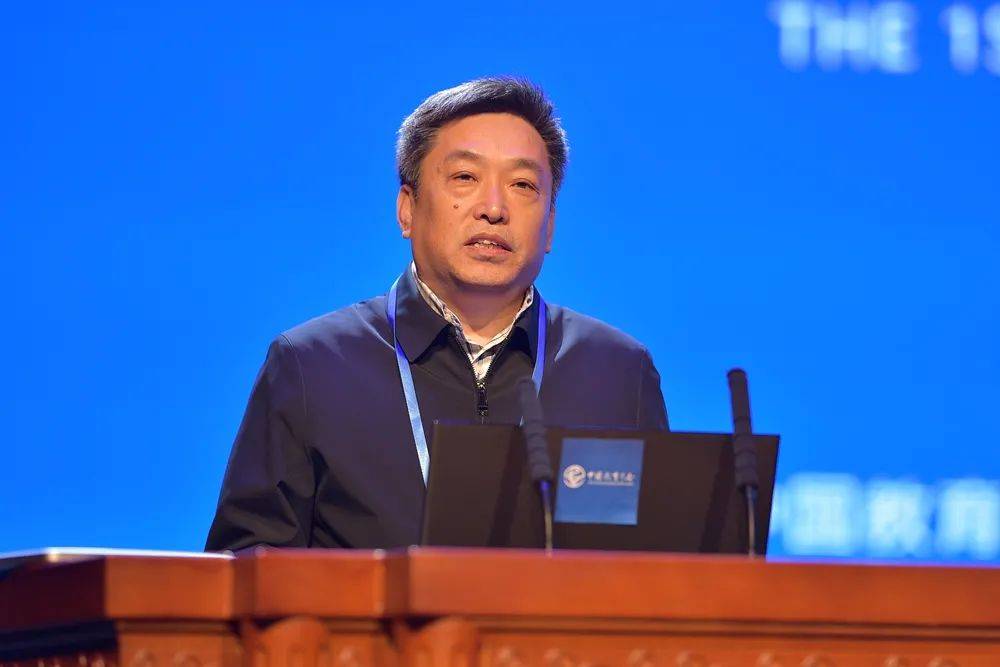 孙百军及上海市静安区教育局局长陈宇卿分享了有关积极探索和有益经验