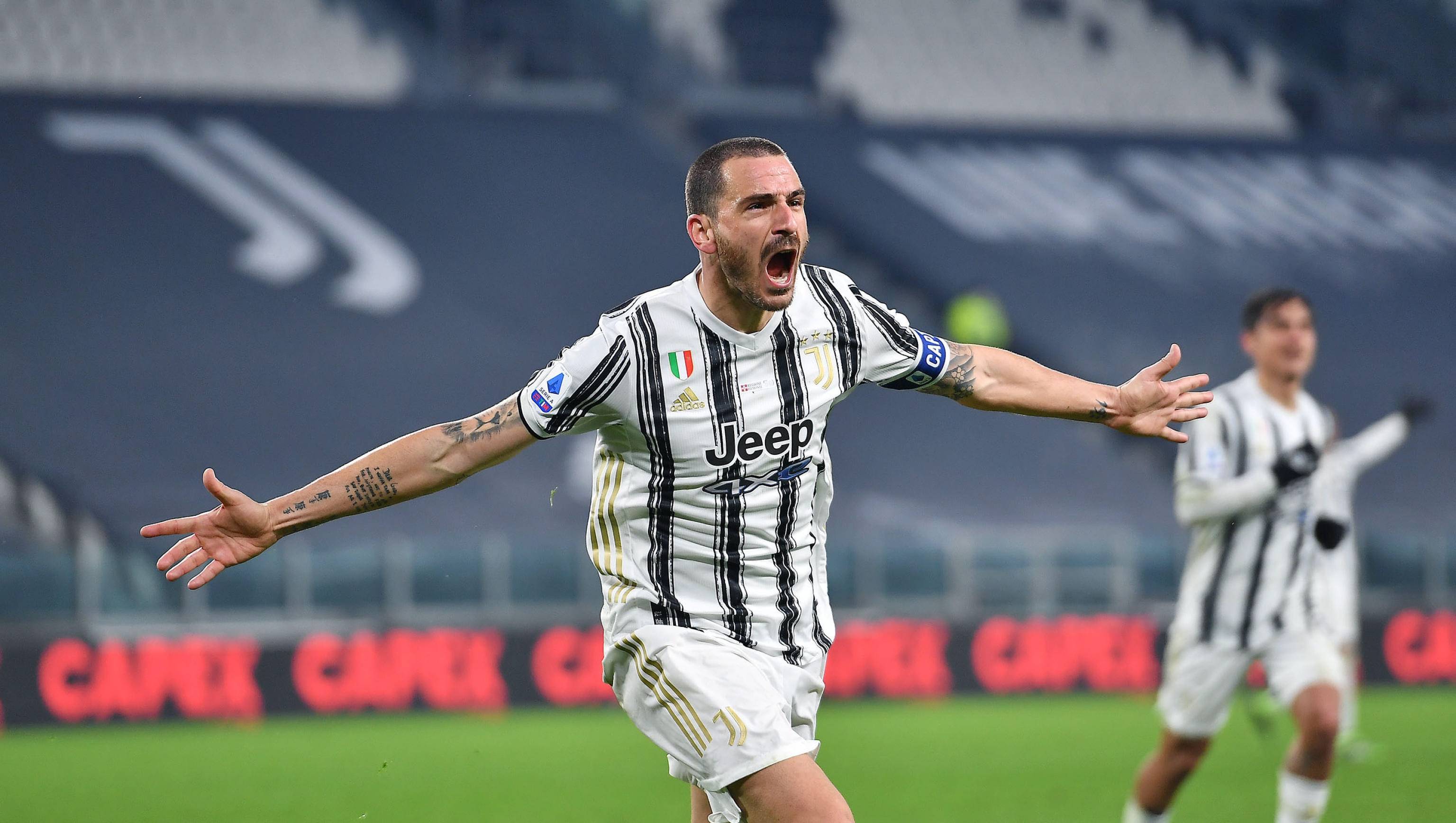 12月5日,尤文图斯队球员博努奇庆祝攻入球队第二球.